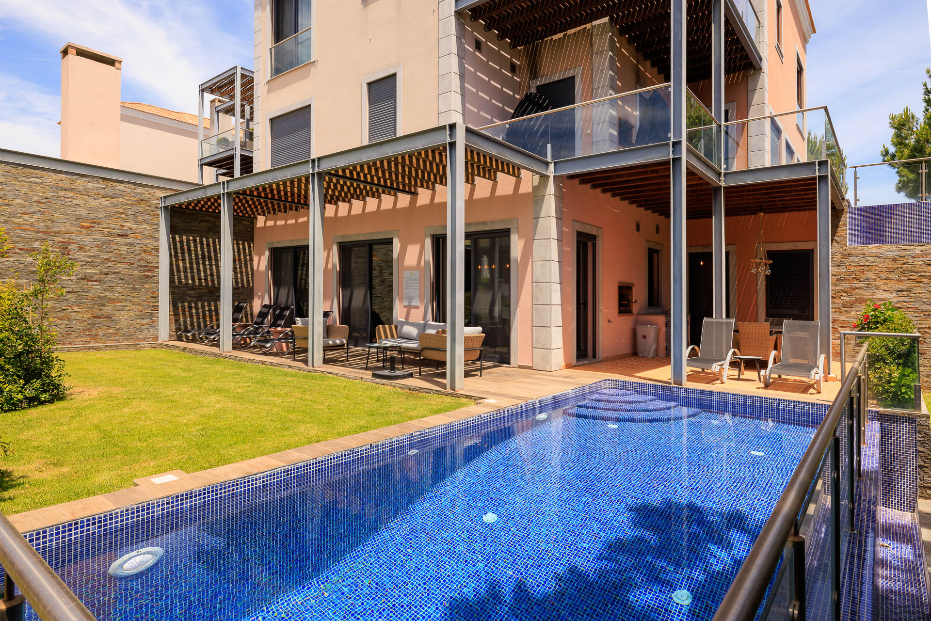 Three Bedroom Apartment with pool