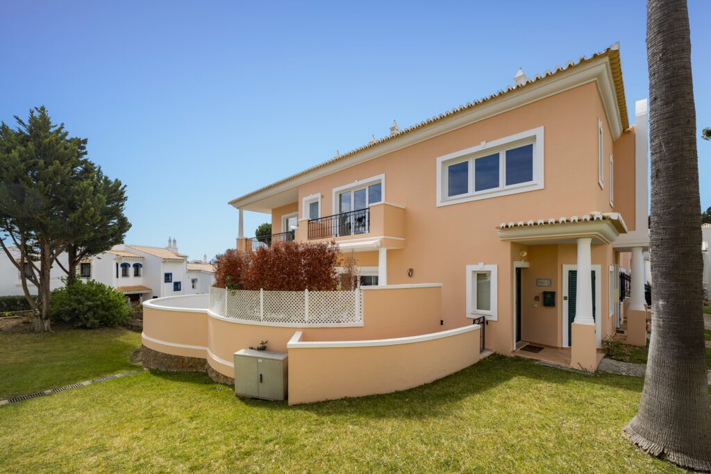 Three Bedroom Apartment with pool