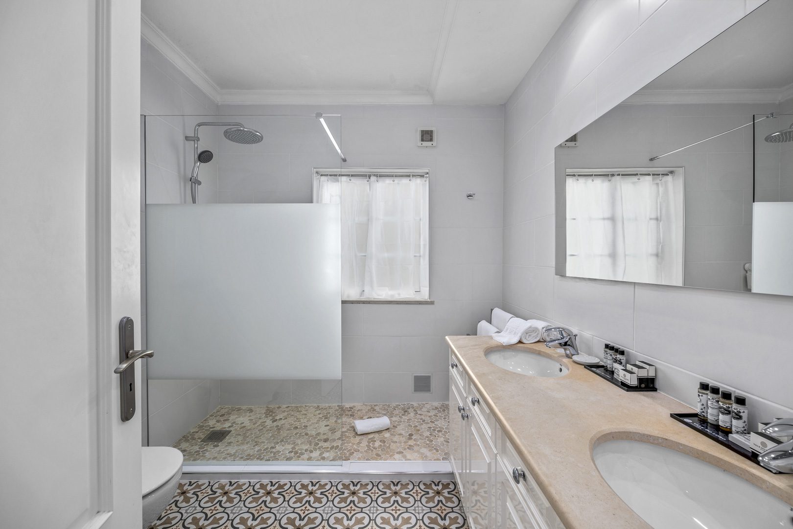Three Bedroom Apartment with pool