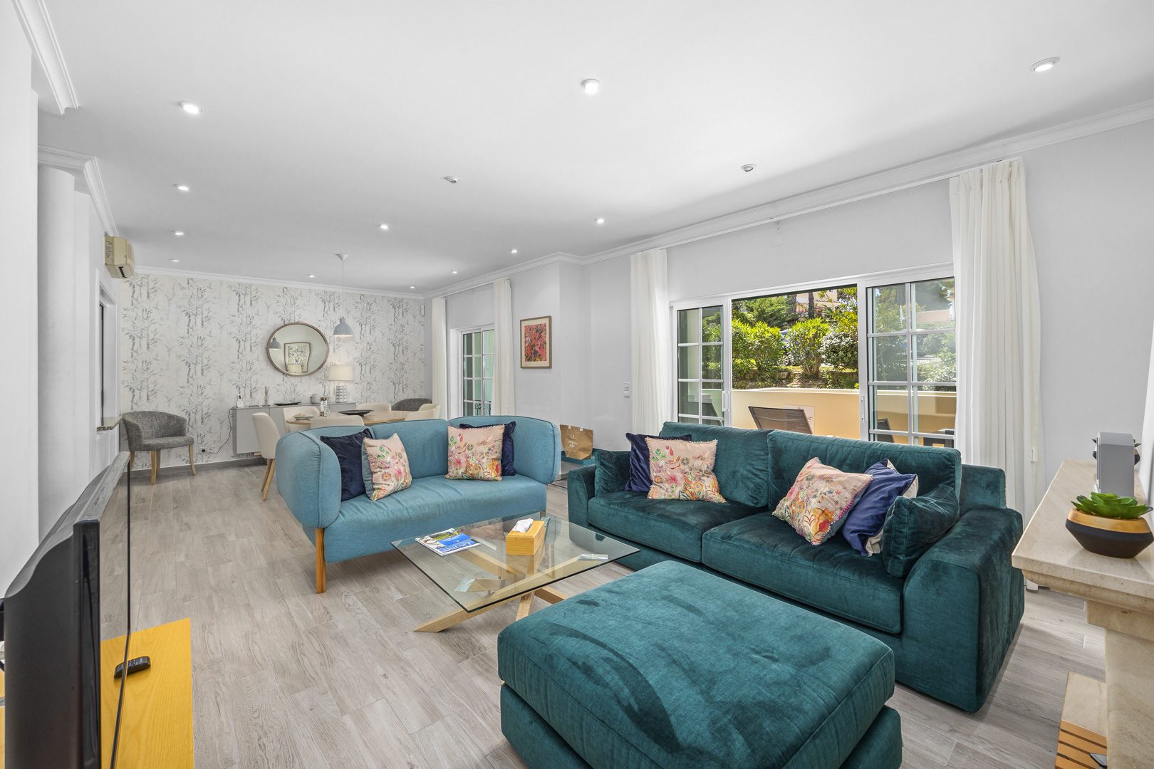 Three Bedroom Apartment with pool