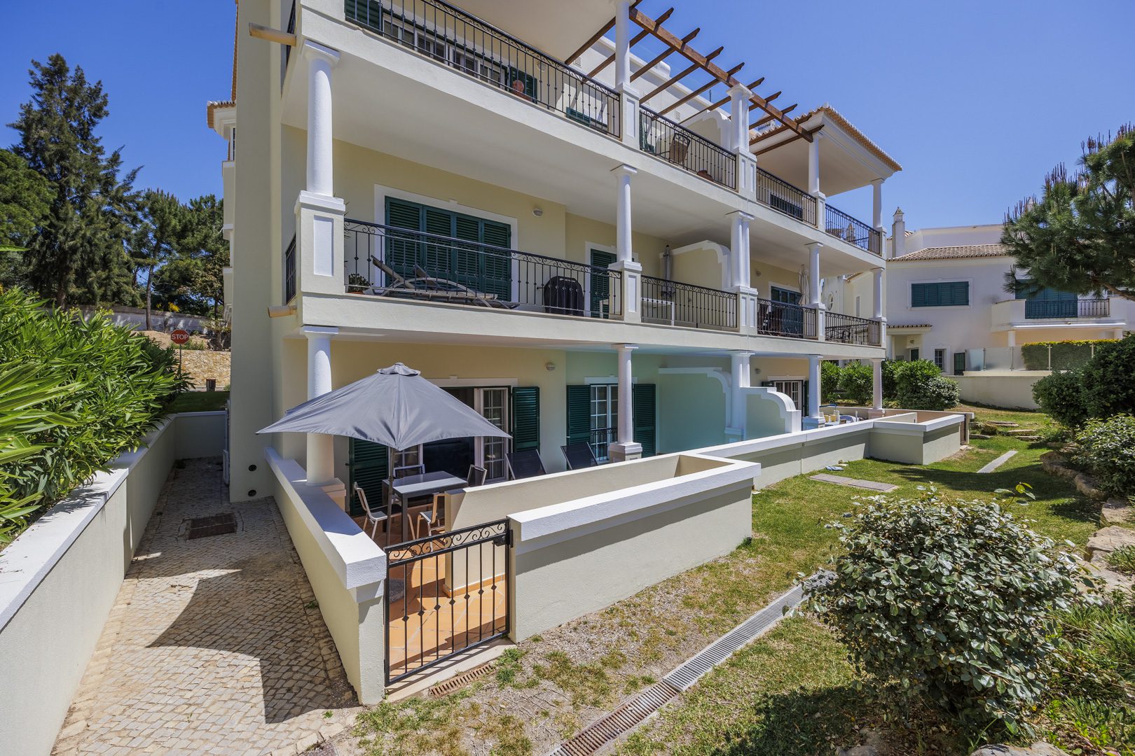 Three Bedroom Apartment with pool
