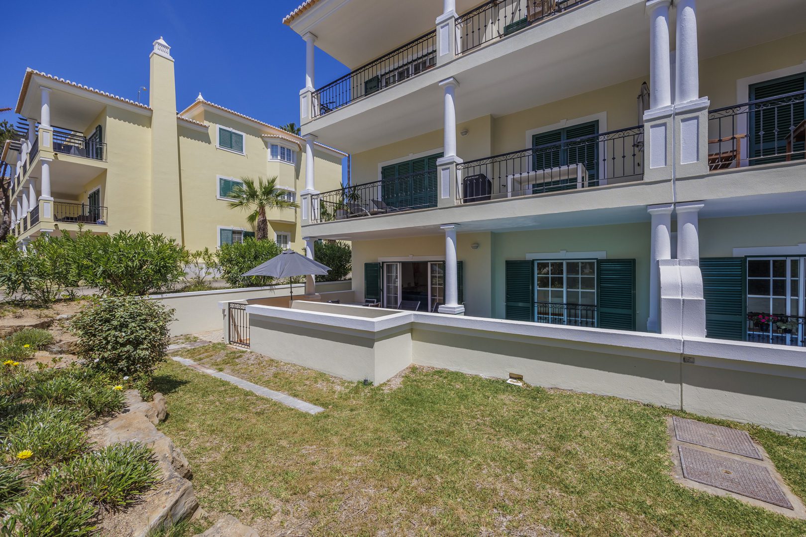 Three Bedroom Apartment with pool